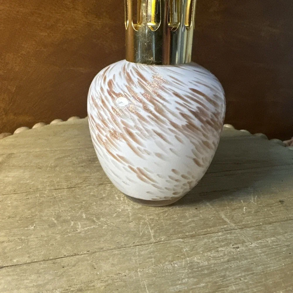 CATALYTIC OIL LAMP GLASS WHITE WITH GOLD Swirly SPECKS simply Beautiful 5.5